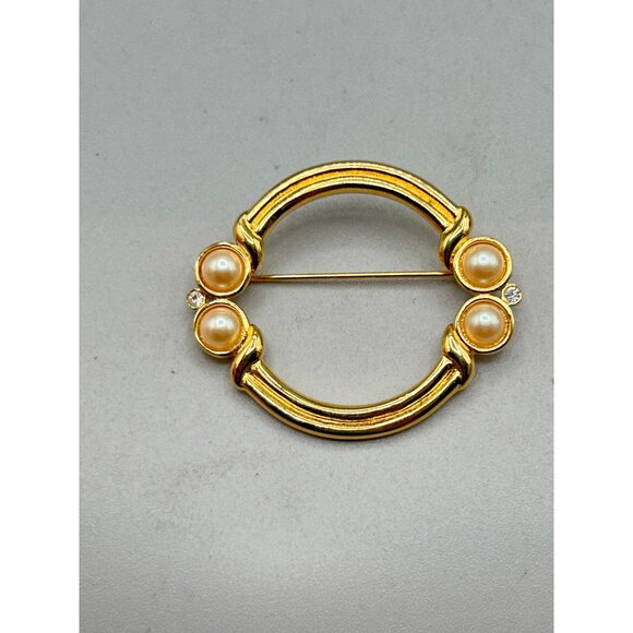 Signed MONET Small Circle Pin Brooch Gold Tone Faux Pearls Elegant Classic Pin - Picture 8 of 10